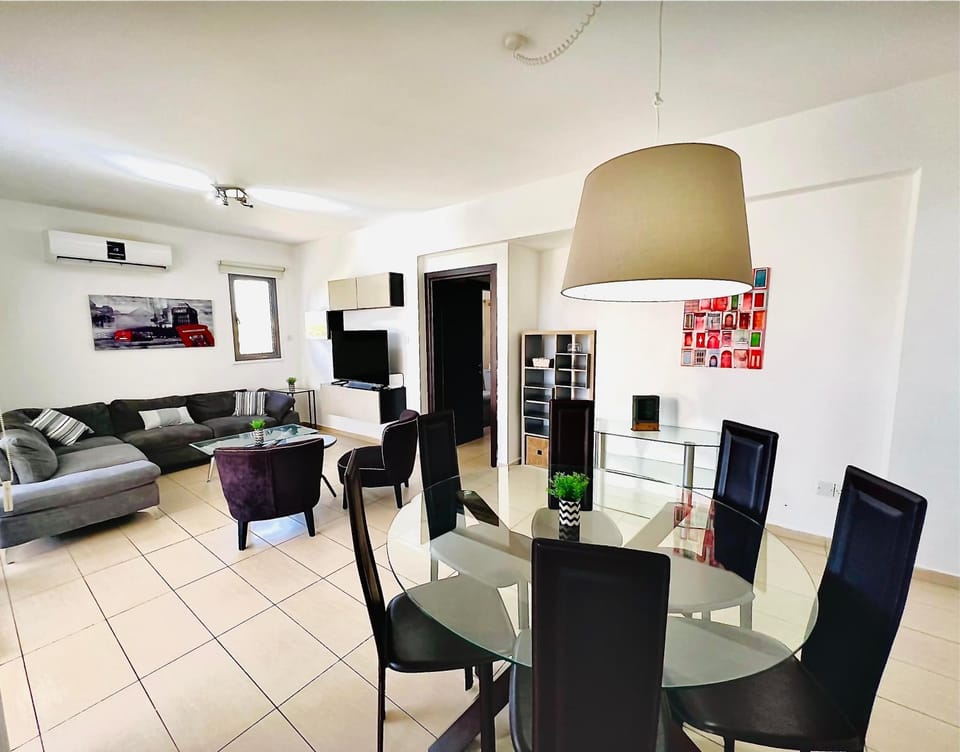 Communal lounge/ TV room, TV and multimedia, Kitchen or kitchenette, Living room, Seating area, Dining area, Evening entertainment