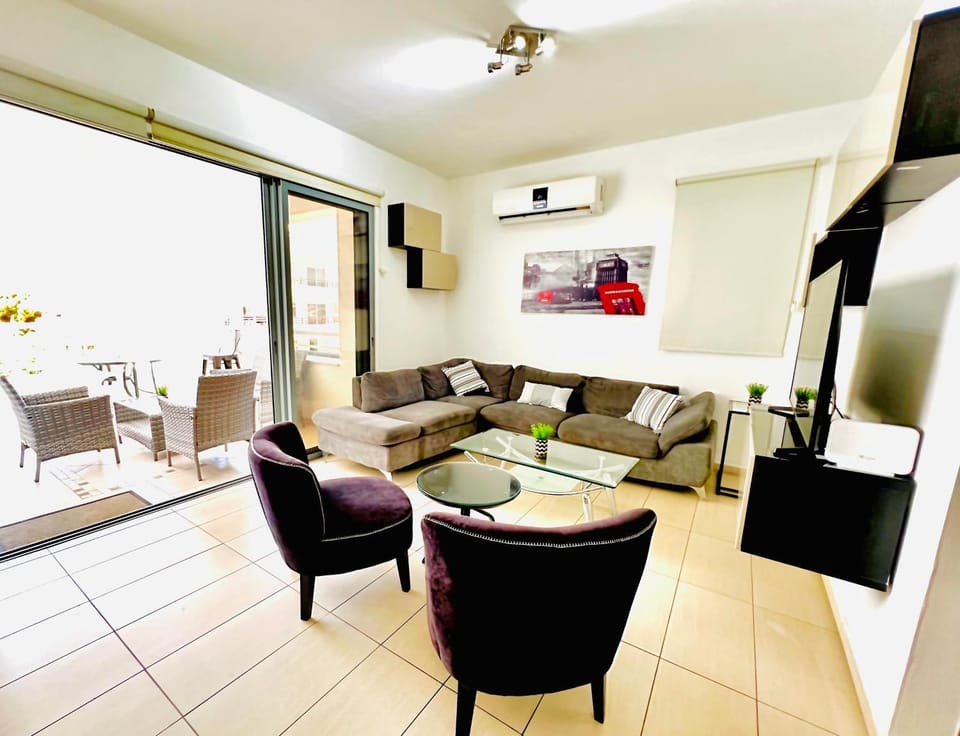 TV and multimedia, Living room, Seating area, Dining area, air conditioner