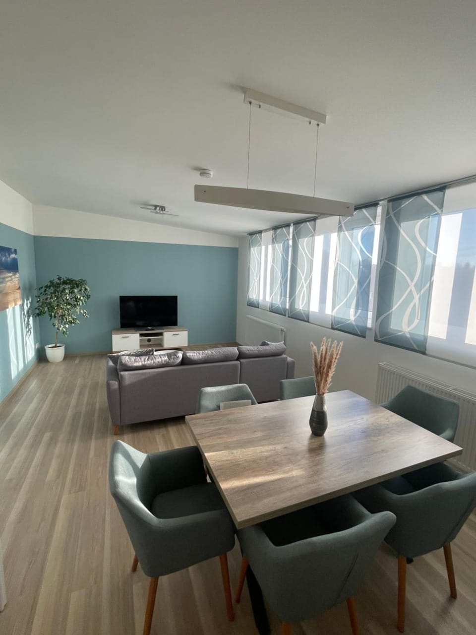 TV and multimedia, Living room, Seating area, Dining area