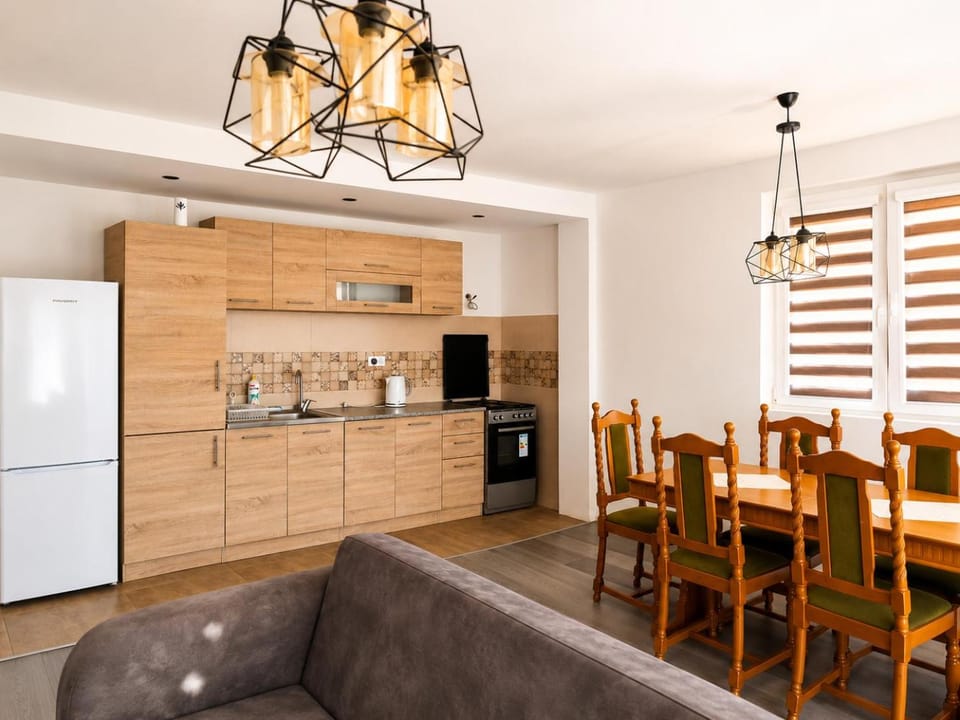 Kitchen or kitchenette, Dining area, oven