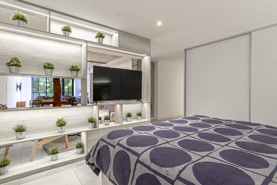 Bed, TV and multimedia, Bedroom