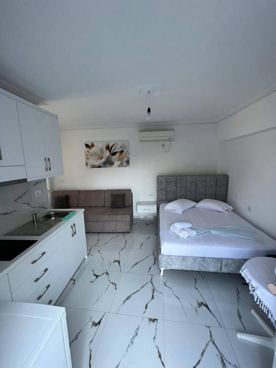 Bed, Kitchen or kitchenette, Photo of the whole room, Bedroom