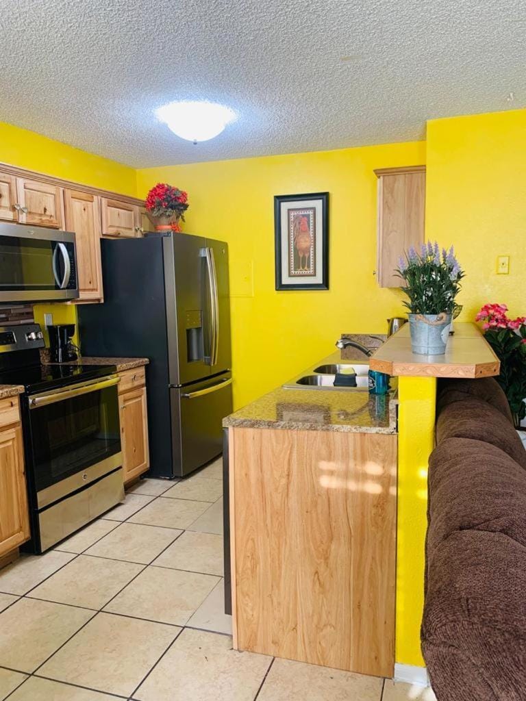 Kitchen or kitchenette, minibar, stove