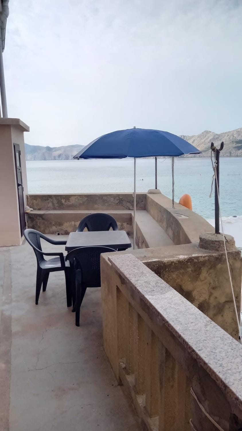 Day, Seating area