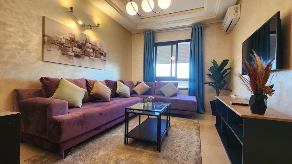 TV and multimedia, Living room, Seating area, Evening entertainment, air conditioner