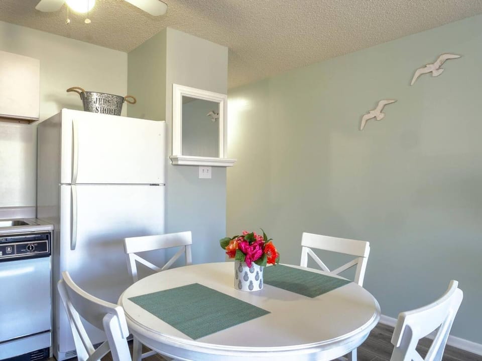 Wesley Paradise ☆Chic 1BD + Private Balcony & Pool Apartment hotel in Ocean City