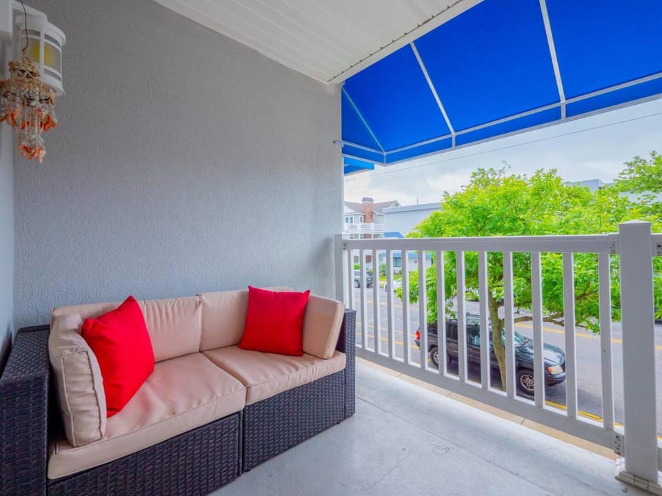 Wesley Paradise ☆Chic 1BD + Private Balcony & Pool Apartment hotel in Ocean City