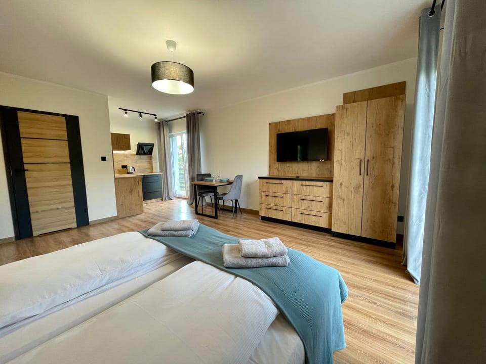 Communal lounge/ TV room, Bed, TV and multimedia, Kitchen or kitchenette, Photo of the whole room, Bedroom, wardrobe