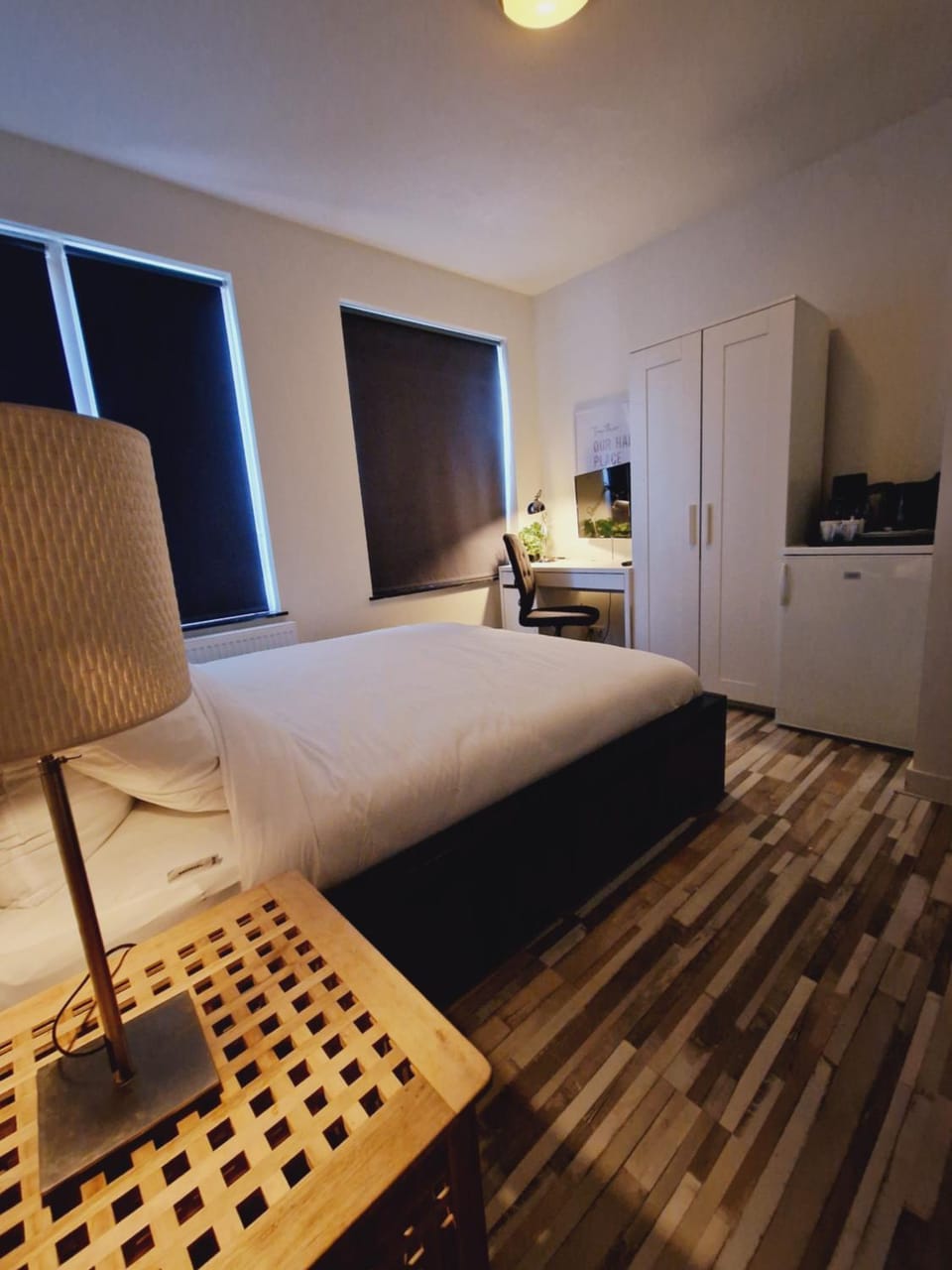 Photo of the whole room, Bedroom