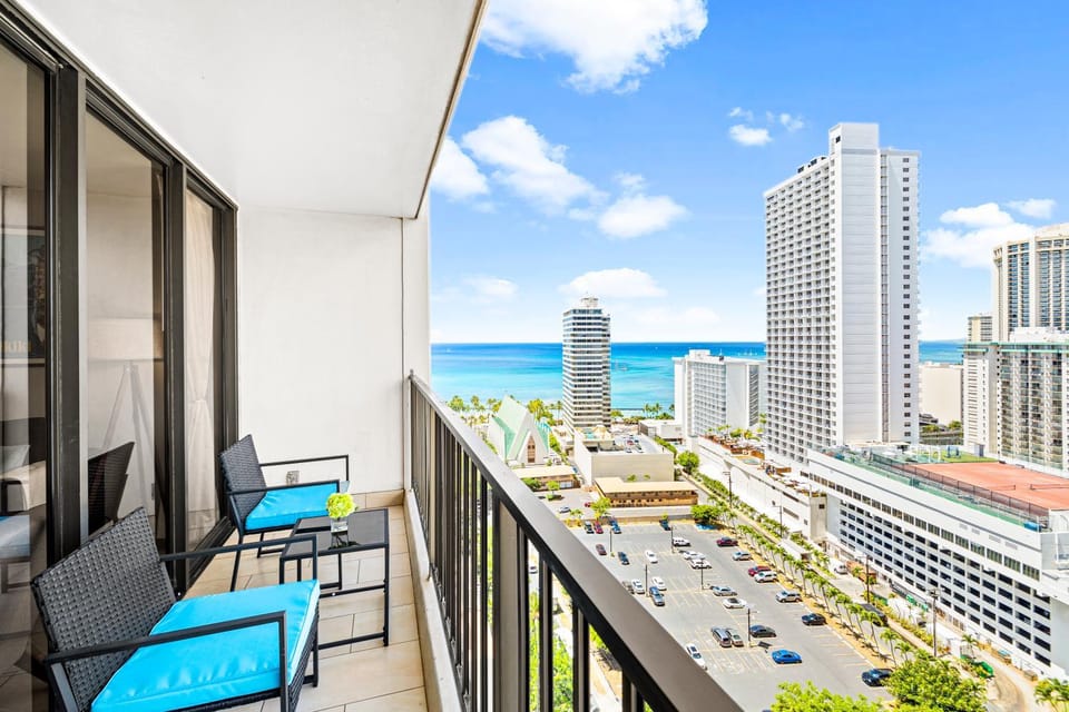Property building, View (from property/room), Balcony/Terrace, Seating area, City view, Sea view