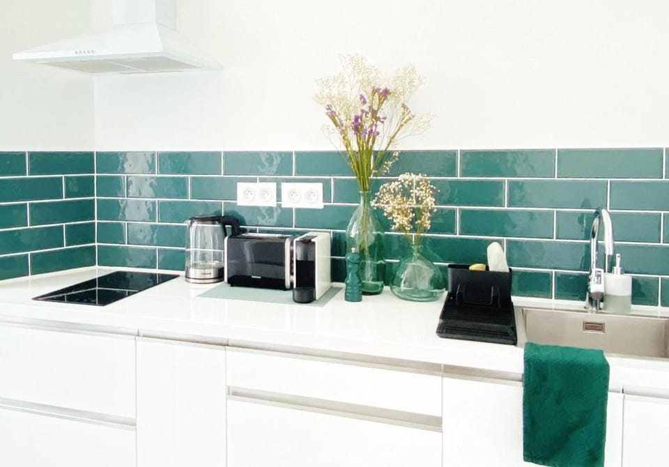 Coffee/tea facilities, Kitchen or kitchenette, stove, toaster