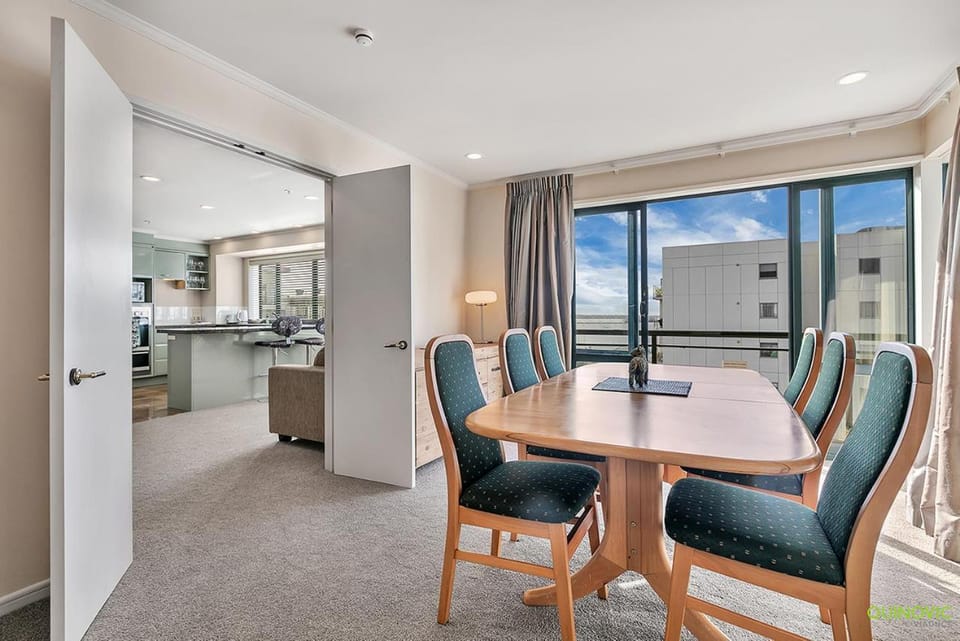 Kitchen or kitchenette, Seating area, Dining area