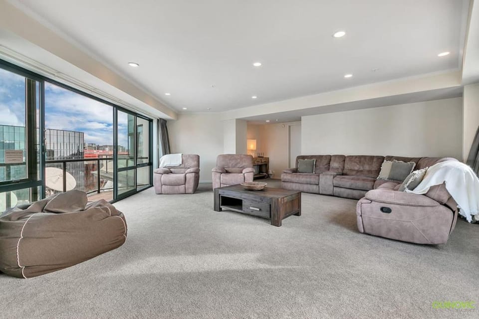 QV Stays Front Stage City Lights Apartment in Auckland