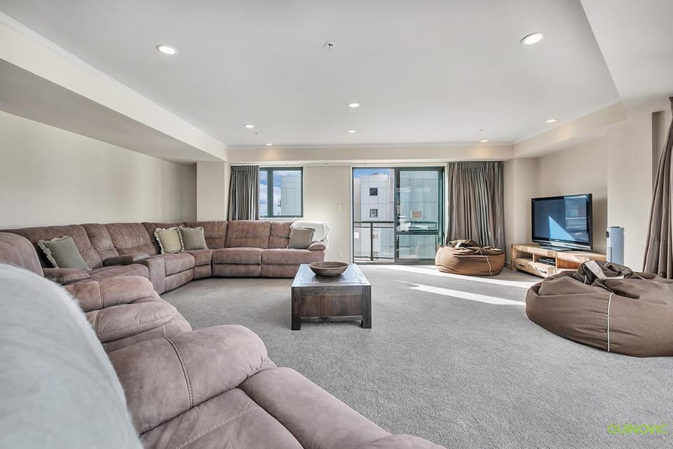 Communal lounge/ TV room, TV and multimedia, Seating area, Evening entertainment