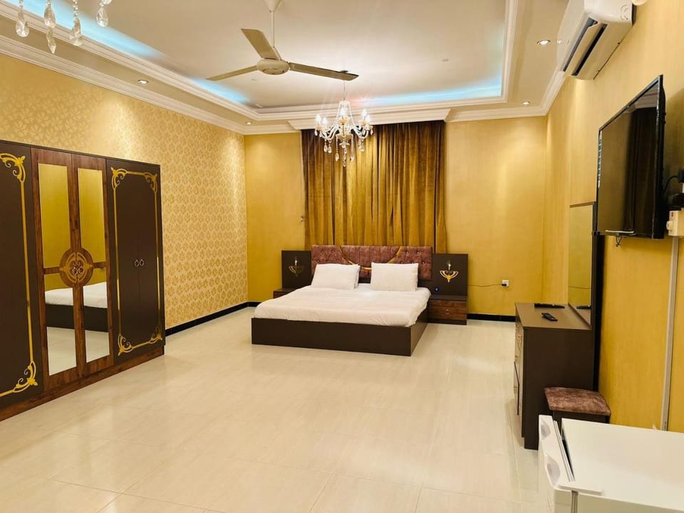 Bed, TV and multimedia, Photo of the whole room, Bedroom, fireplace, air conditioner