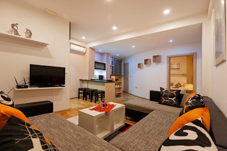 TV and multimedia, Kitchen or kitchenette, Living room, Seating area, Dining area, air conditioner