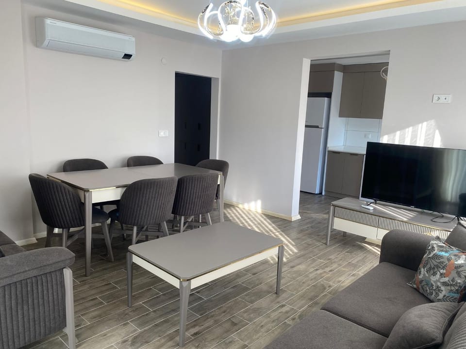 Communal lounge/ TV room, TV and multimedia, Kitchen or kitchenette, Living room, Seating area, Dining area, Evening entertainment, air conditioner