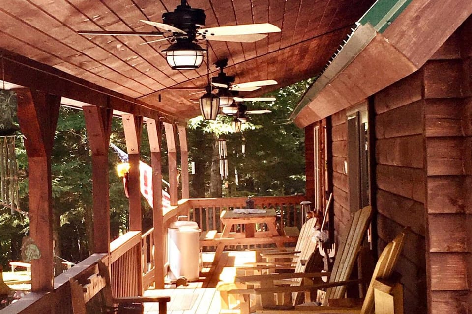 Mountain-Top-Hideaway Stay in a log cabin on a private rd! Swim, hike, explore a true mountain experience Cabin in Capital District, NY, USA