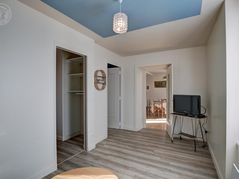 Charmant appartement au-dessus d'un salon de thé avec patio et décoration contemporaine - FR-1-496-298 Apartment in Auvergne-Rhône-Alpes
