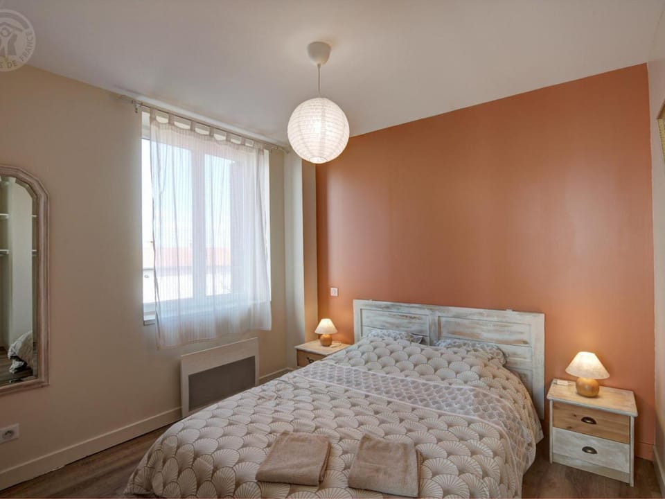 Charmant appartement au-dessus d'un salon de thé avec patio et décoration contemporaine - FR-1-496-298 Apartment in Auvergne-Rhône-Alpes