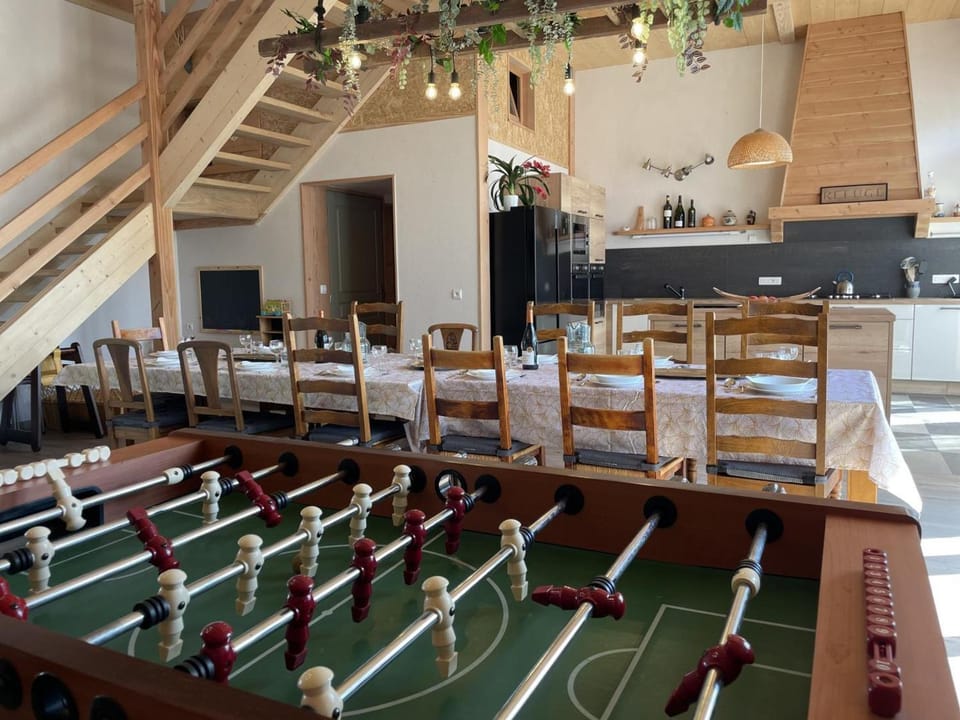 Gîte rustique avec piscine partagée et animaux admis, 15 pers - FR-1-489-465 House in Auvergne-Rhône-Alpes