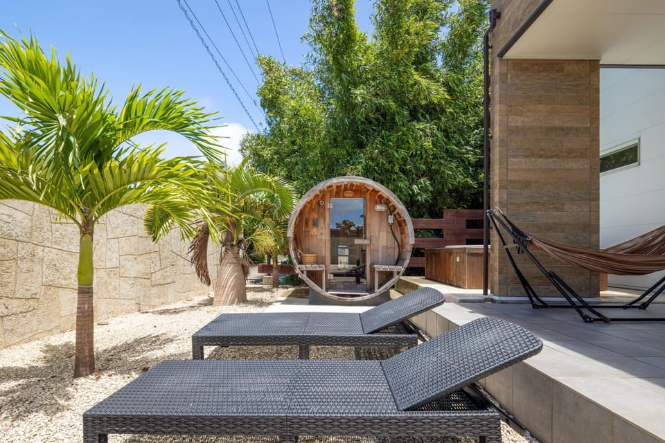 Patio, Day, Garden, Sauna, sunbed