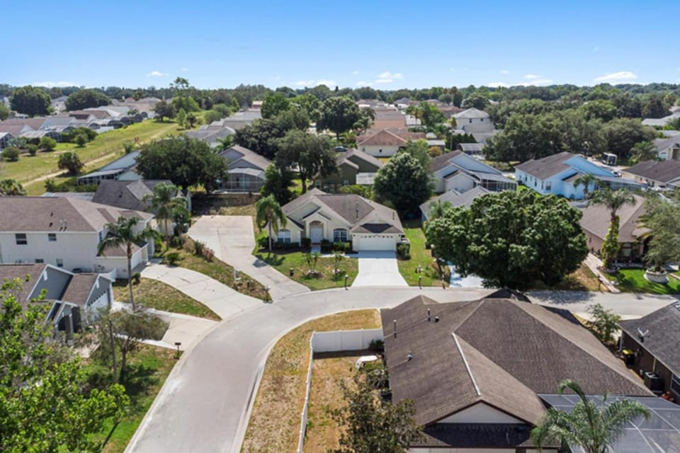 Property building, Day, Neighbourhood, Bird's eye view, View (from property/room), Location