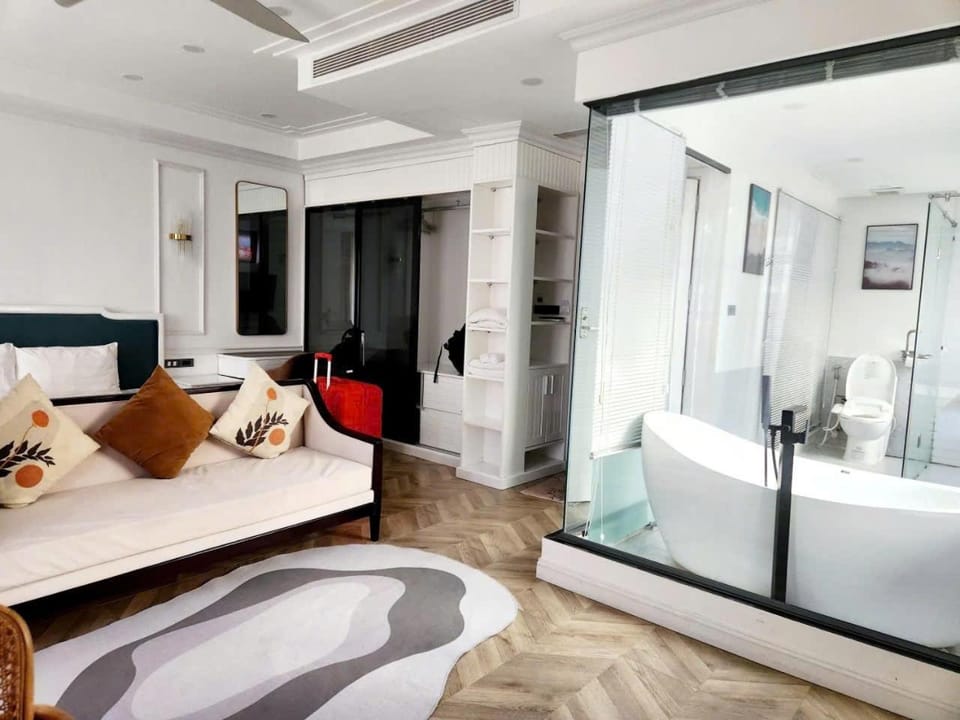 Photo of the whole room, Bedroom, wardrobe