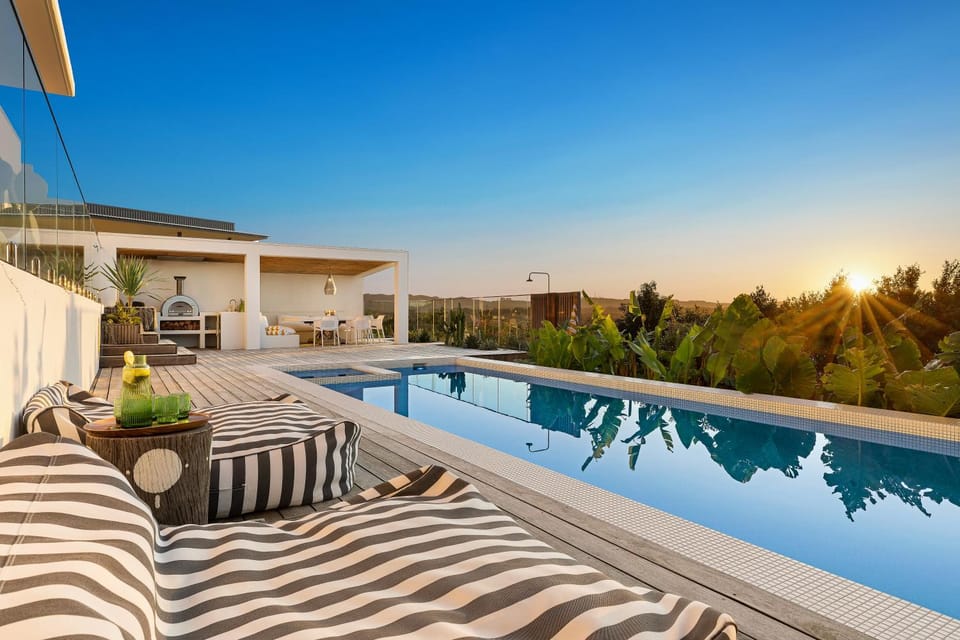 Hot Tub, View (from property/room), Dining area, City view, Mountain view, Swimming pool, sunbed