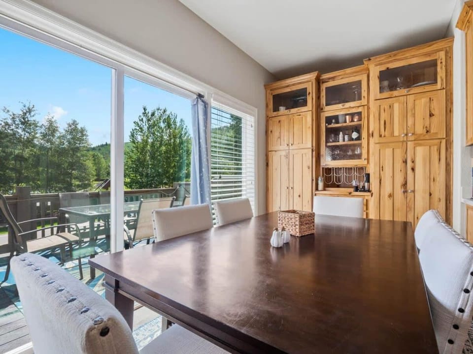 View (from property/room), Seating area, Dining area