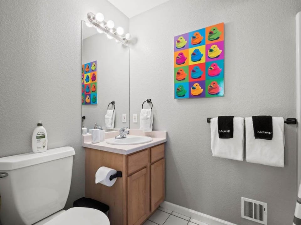 Toilet, Bathroom, towels