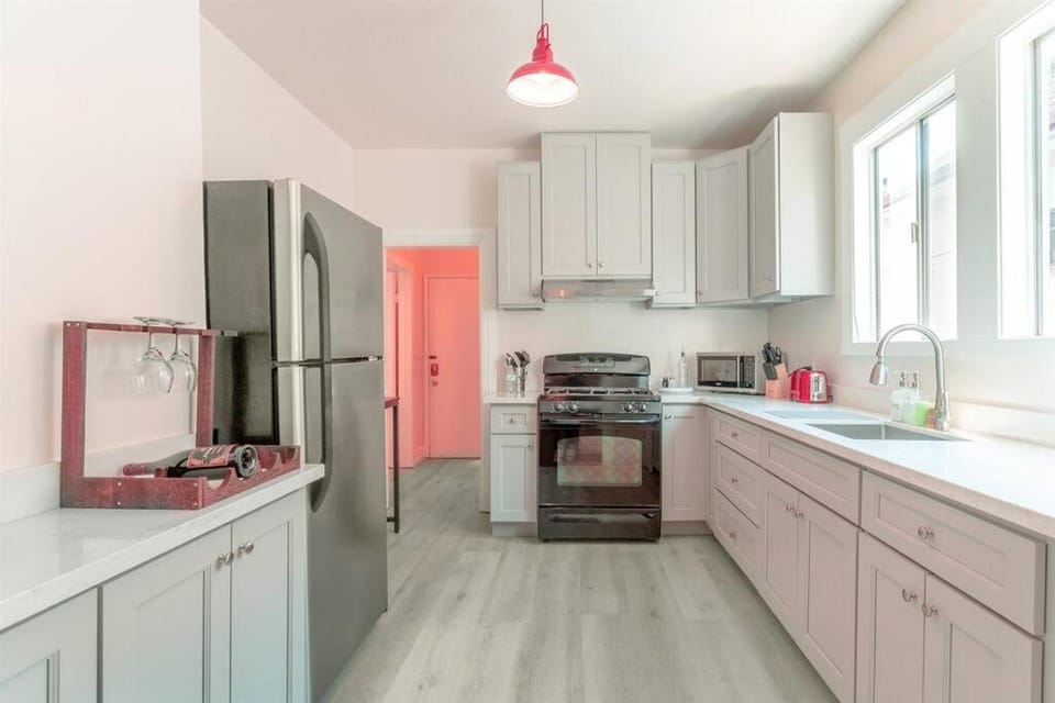 Kitchen or kitchenette, oven, pet friendly, stove