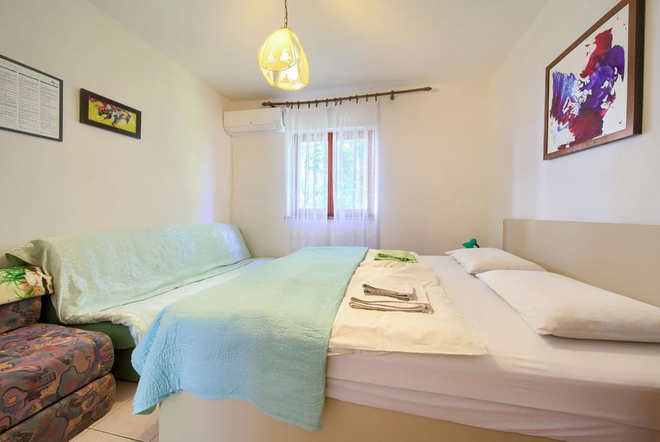 Bedroom, towels, air conditioner