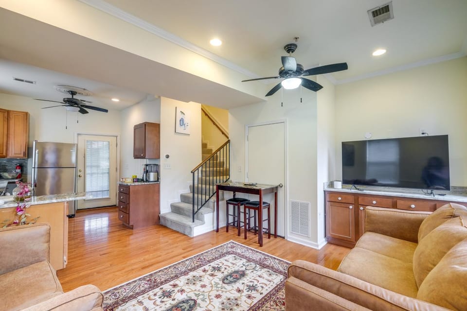 5 Mi to US Capitol: Washington DC Townhome House in District of Columbia