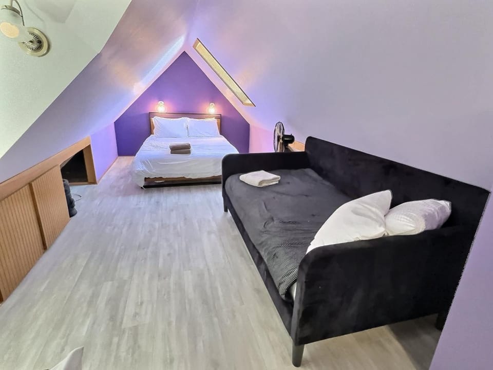 Bed, Seating area, Bedroom, towels