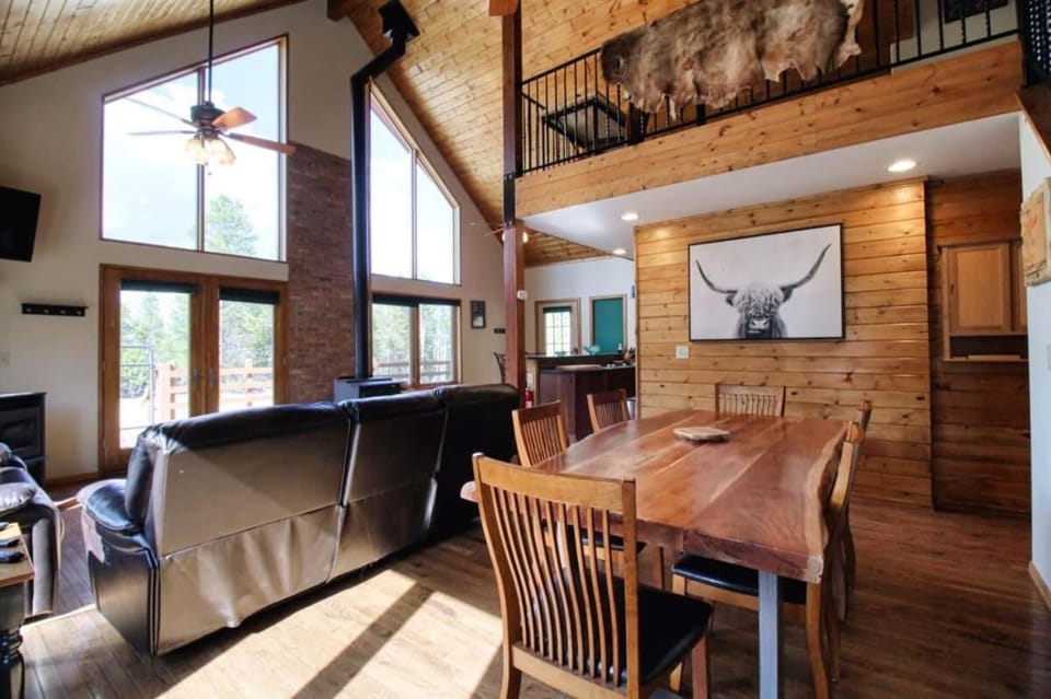 TV and multimedia, Living room, Seating area, Dining area