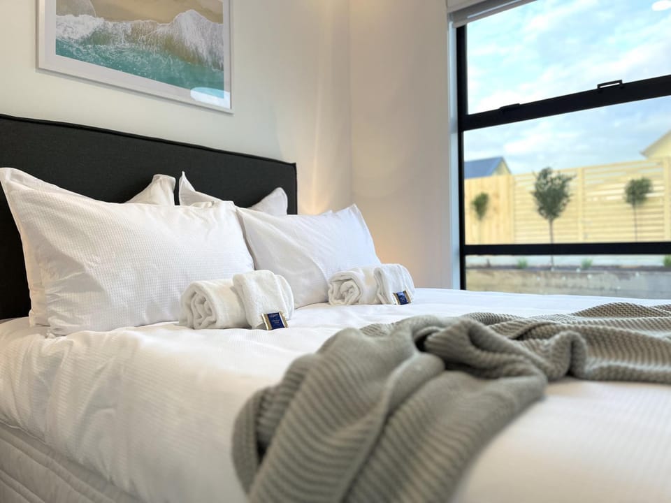 Bed, Bedroom, towels