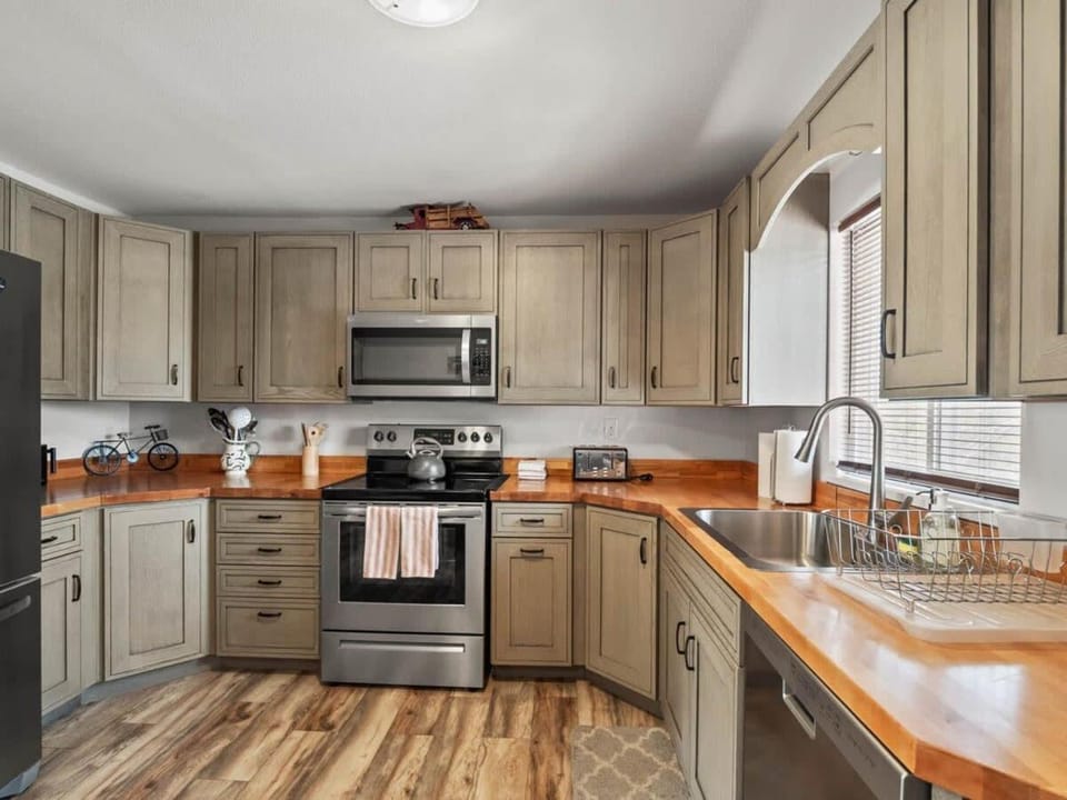Coffee/tea facilities, Kitchen or kitchenette, oven, stove, toaster