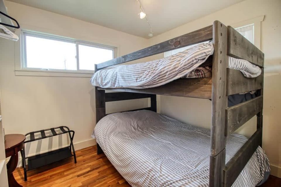 Bedroom, bunk bed