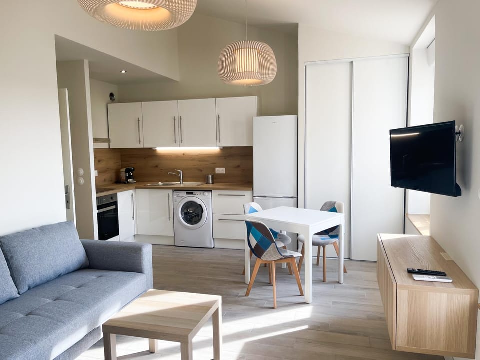 Photo of the whole room, Garden view, Quiet street view, washing machine