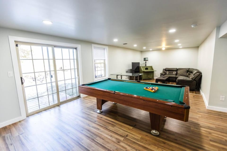 Billiard, Game Room, Living room, Seating area