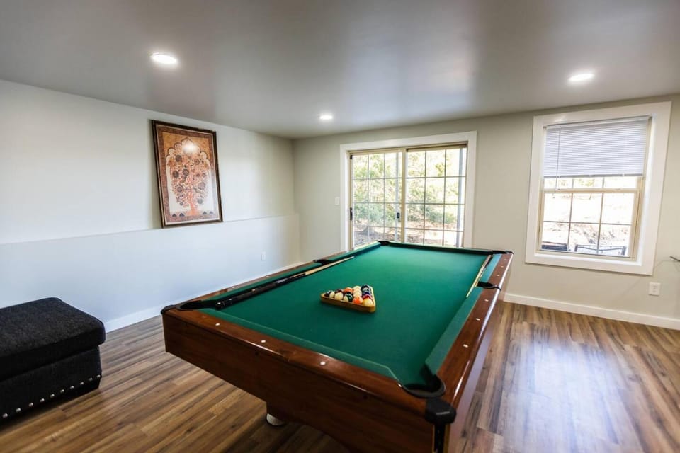 Billiard, Game Room