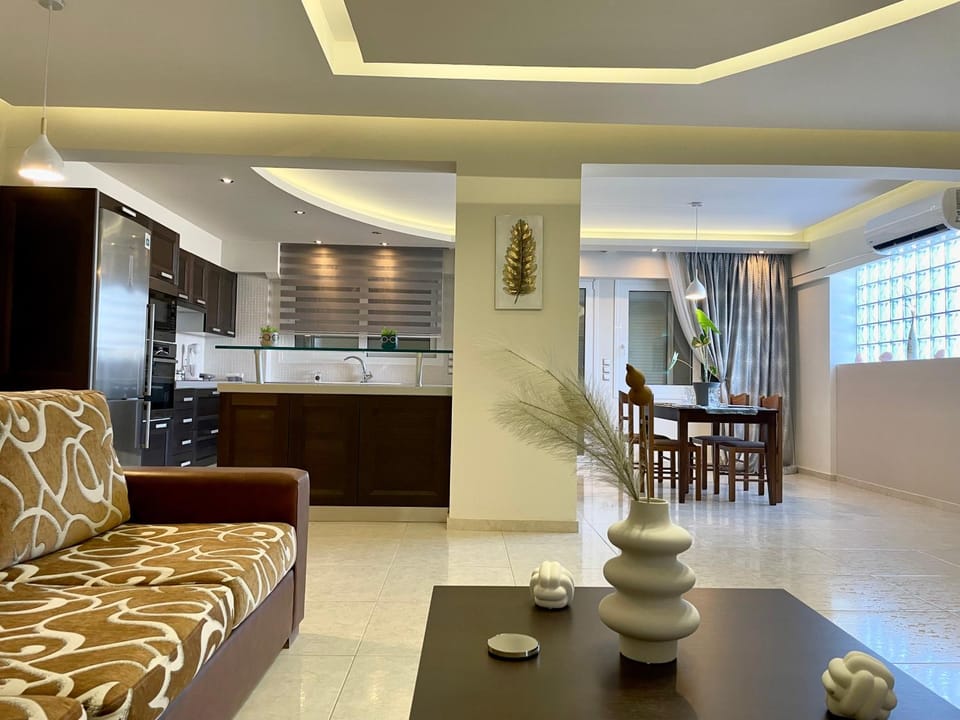 Kitchen or kitchenette, Living room, Seating area, Dining area