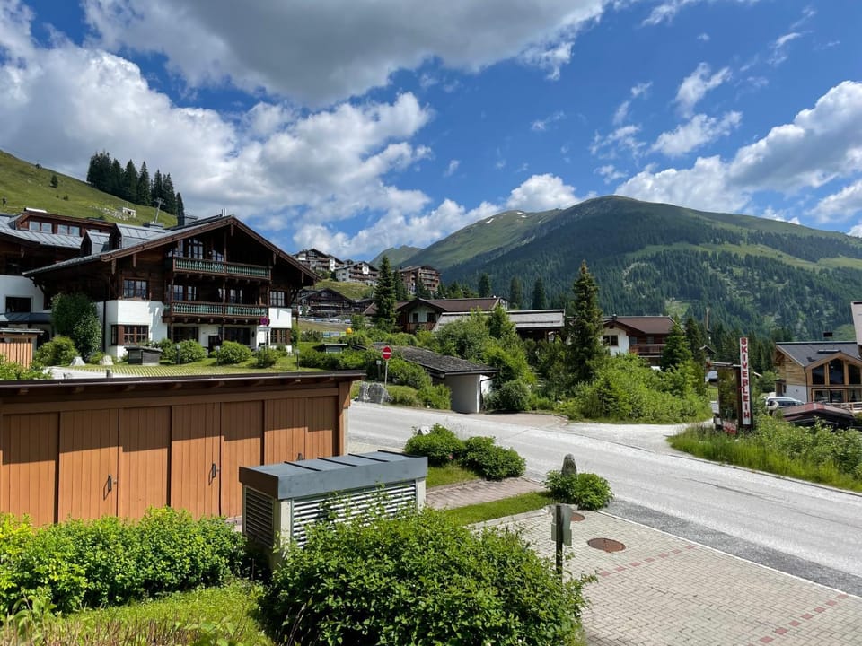 Spring, Day, Neighbourhood, Natural landscape, Mountain view, Street view