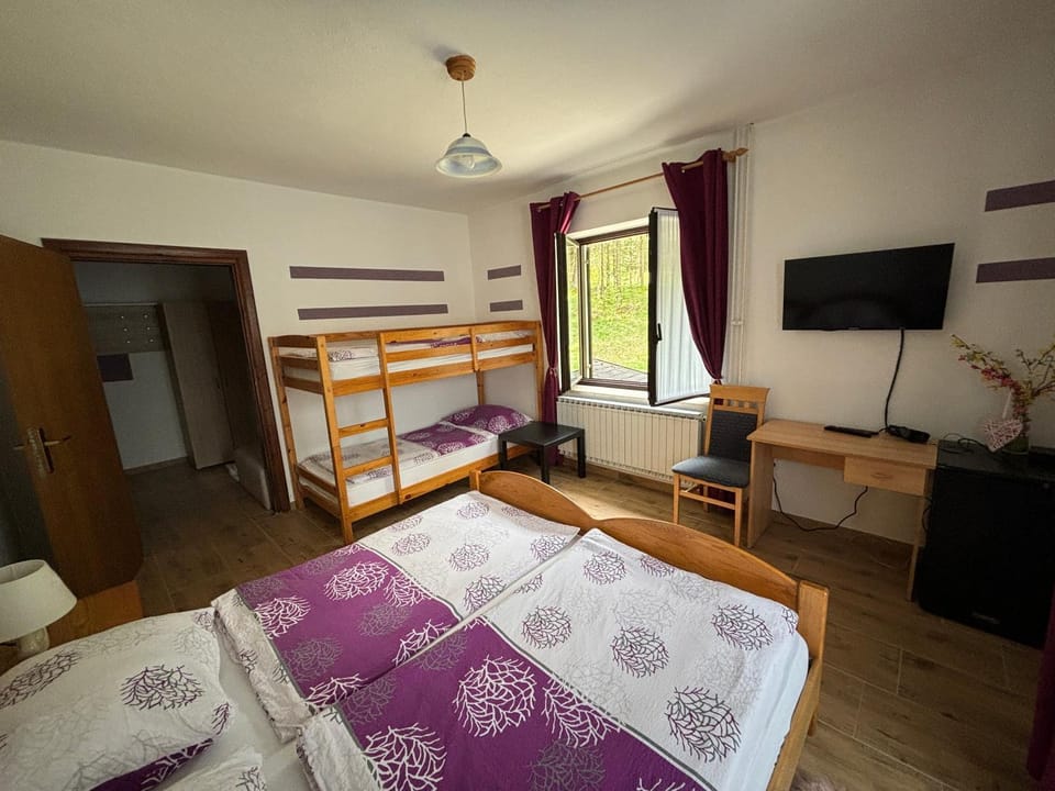 Bed, TV and multimedia, Photo of the whole room, Bedroom, bunk bed