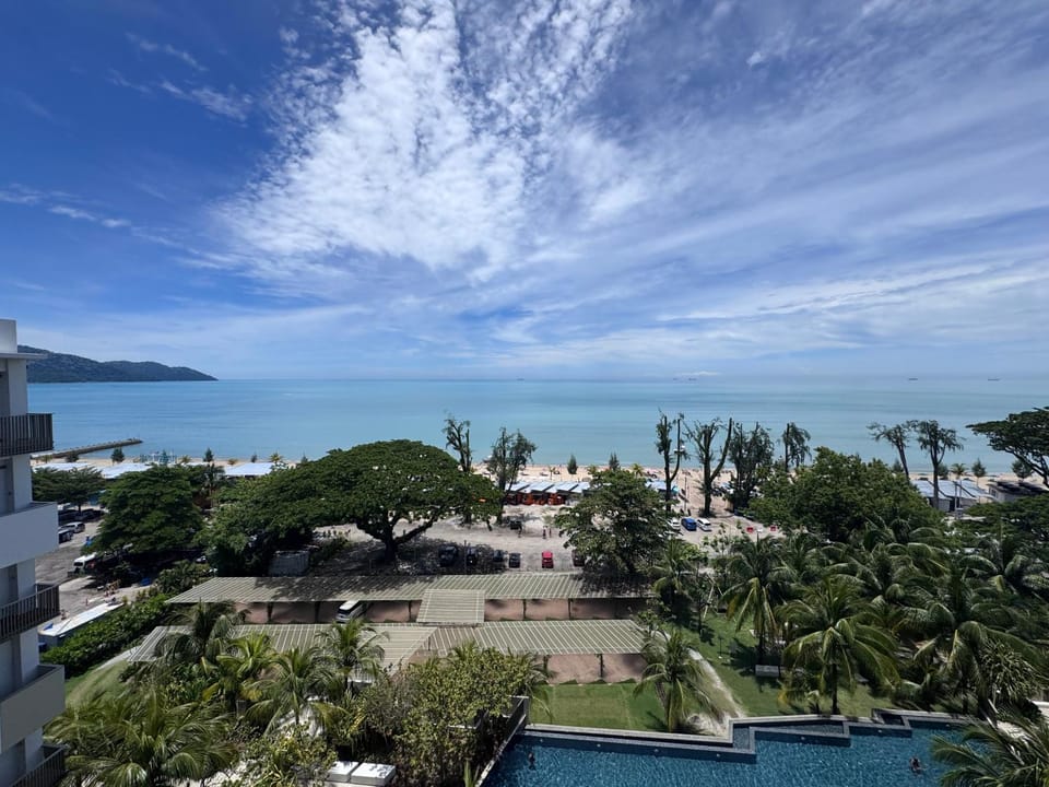 By The Sea with Direct Seaview level7 Apartment in Penang