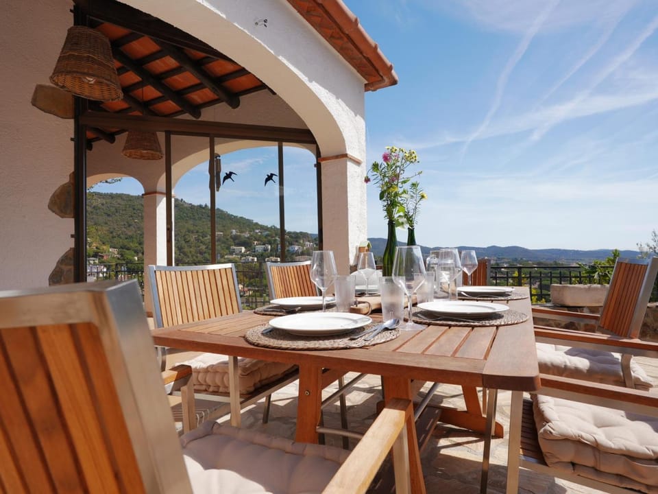 Patio, Natural landscape, Balcony/Terrace, Seating area, Dining area, Mountain view