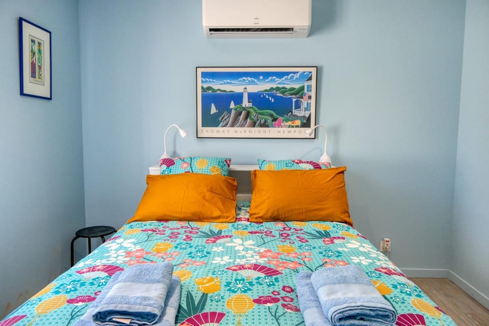 Photo of the whole room, air conditioner