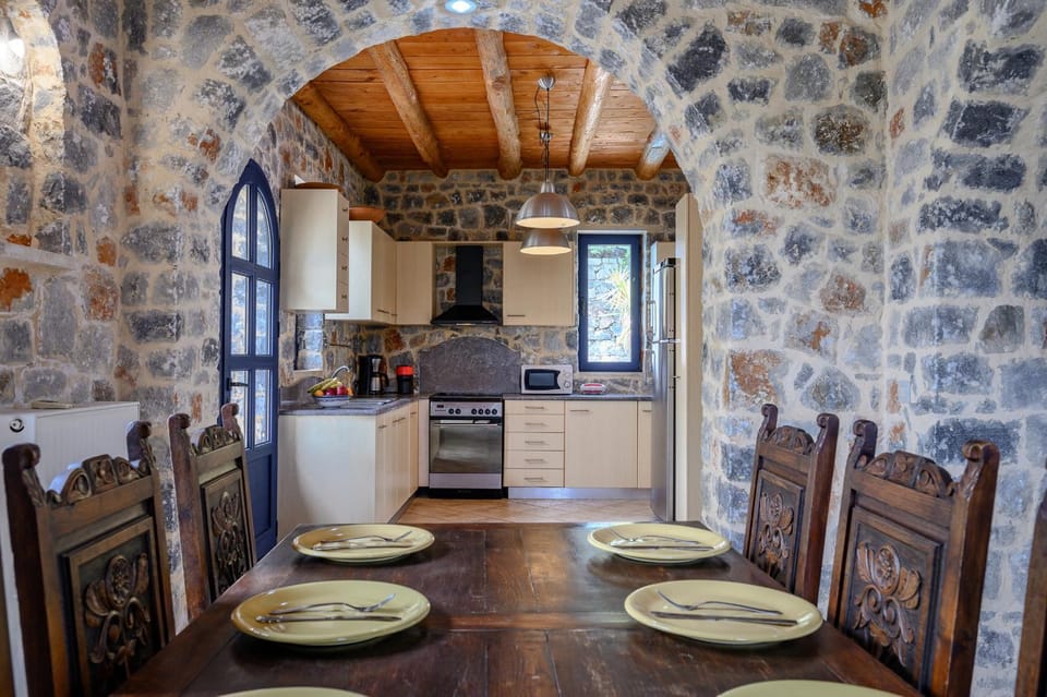 Coffee/tea facilities, Kitchen or kitchenette, Dining area, microwave, oven, stove