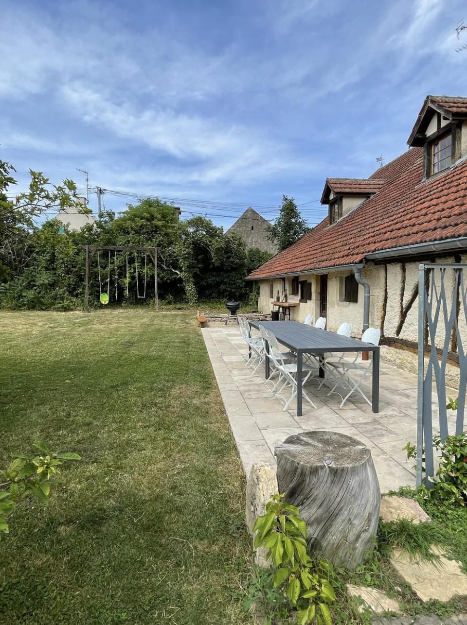 Property building, Patio, Spring, Day, Natural landscape, Garden, Dining area, Garden view